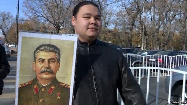 Сталина - в Бишкек: киргизские коммунисты хотят поставить в столице памятник вождю