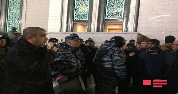 ОМОН прибыл в Соборную мечеть Москвы разнимать мусульман