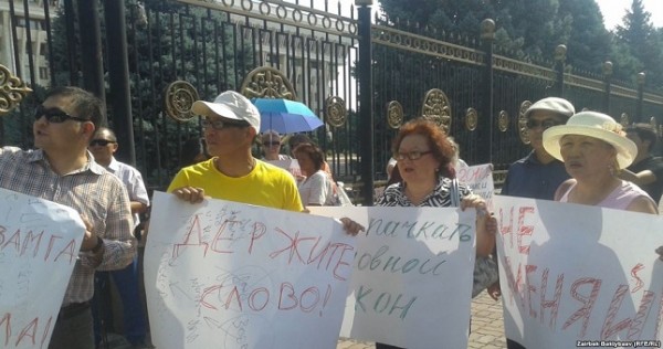 Дебаты по Конституции Кыргызстана: шаг вперед, два шага назад