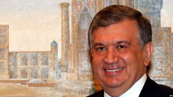 Мирзияев вместо Каримова возложил венок к Монументу независимости и гуманизма