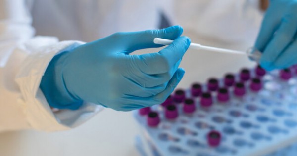 В России заболеваемость COVID-19 за неделю выросла на 33%, умерли 90 человек