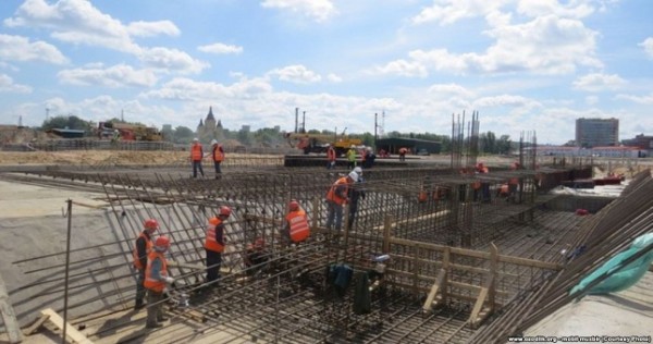 На стройке стадиона к ЧМ-2018 гастарбайтеры прекратили работу