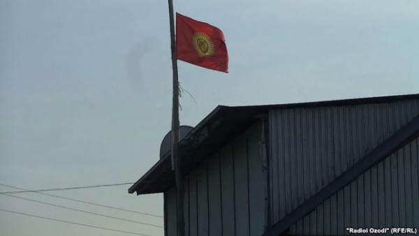 Как можно объяснить установление флага Кыргызстана на крышах домов граждан Таджикистана? (Опрос)