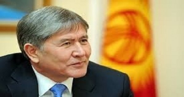 Президент Киргизии считает неприемлемым ношение мусульманской одежды в школах