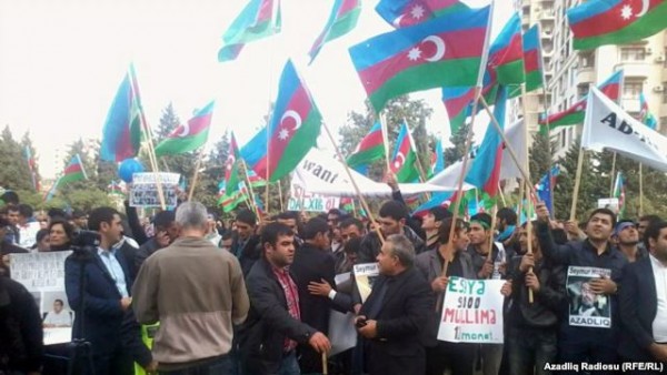 В Баку прошёл митинг оппозиции с требованием отставки президента