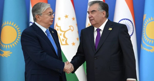 Рахмон позвонил Токаеву: подробности разговора лидеров