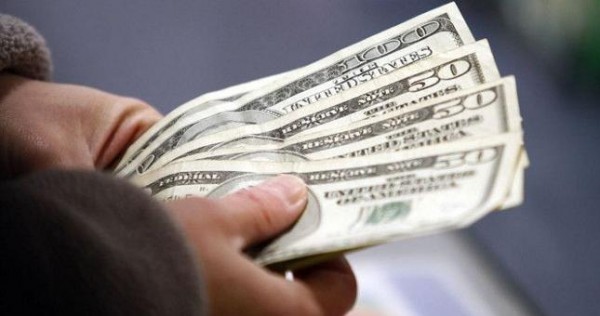 Узбекские мигранты стали отправлять меньше денег из России
