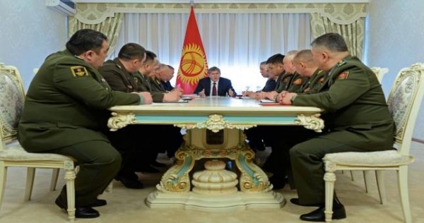 Алмазбек Атамбаев наградил высшей наградой Киргизии двоих пограничников, участвовавших в перестрелке на киргизско-таджикской границе