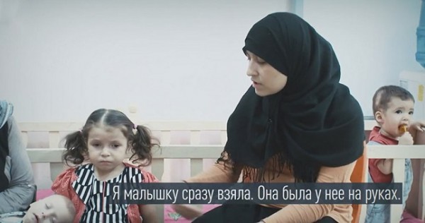 Ищет родных: таджичка-вдова боевика ИГ осталась на руках с 5-ю детьми