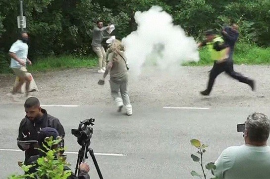 В Стокгольме женщина бросилась тушить Коран на акции у посольства Ирана