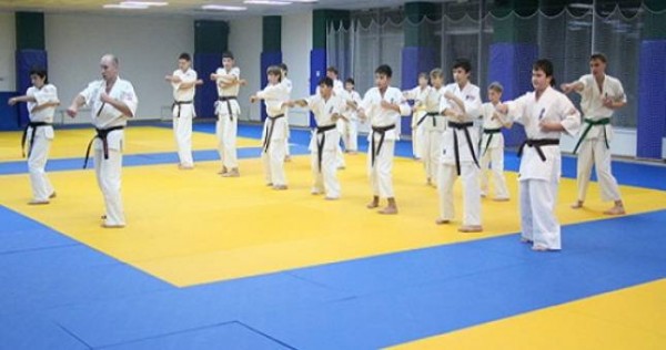 В Худжанде стартовал детский турнир по каратэ.