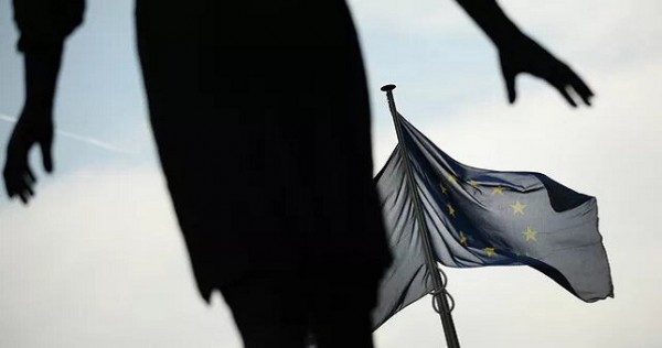 Европу переводят на рельсы военной экономики. Не все европейцы согласны
