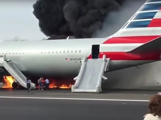 В аэропорту Чикаго загорелся Boeing с пассажирами