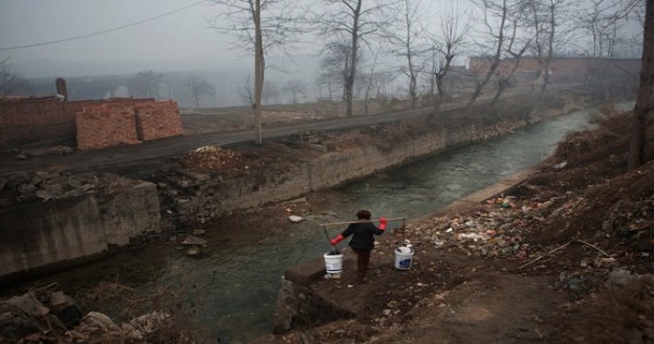 Китай бьет тревогу: 80% воды в селах и небольших городах непригодно для питья и бытового использования