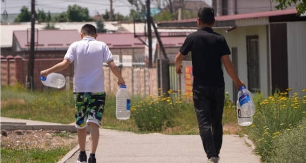 Доставка воды цистернами и душ по расписанию. Проблемы с водой в Астане и других городах Центральной Азии