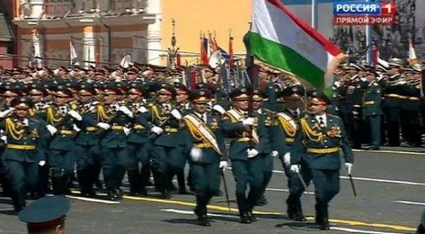 Таджикские военные прошли строевым шагом на военном параде в Москве
