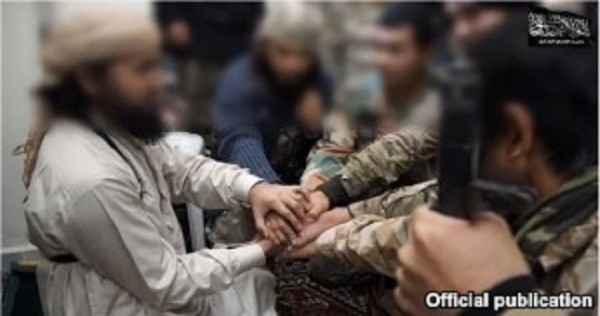 Боевики ИДУ, присягнувшие Исламскому государству, заявляют, что казнили афганского солдата