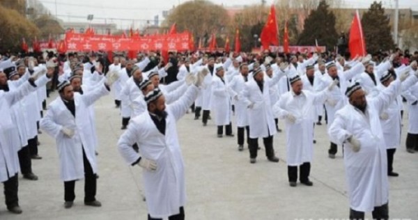 В Китае имамов заставили петь и танцевать