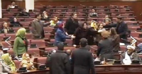 В парламенте Афганистана подрались женщины-депутаты