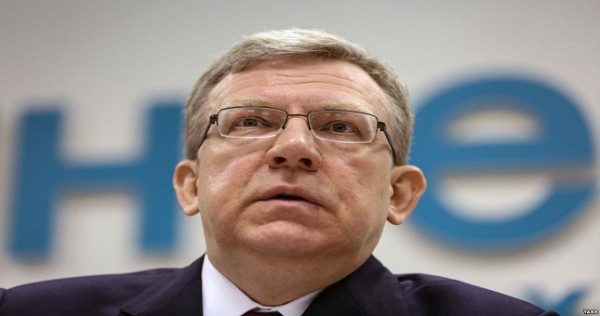 Девальвация рубля объясняется падением цен на нефть лишь на четверть