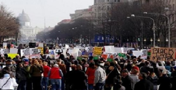 В США на митинги против полиции вышли десятки тысяч человек