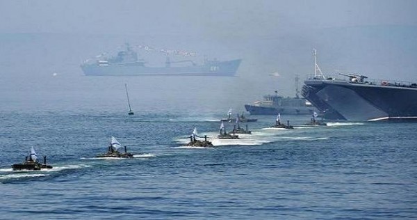 Путин поздравил военнослужащих с Днем Военно-морского флота, принимая парад в Североморске