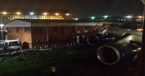 Самолет British Airways с пассажирами на борту врезался в здание