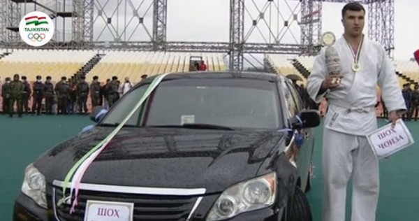 Темур Рахимов завоевал главный приз борцовского турнира в Душанбе – автомобиль