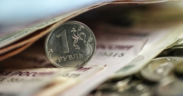 Валютная разница: с чем связано расхождение курса рубля на Московской бирже и на международном рынке