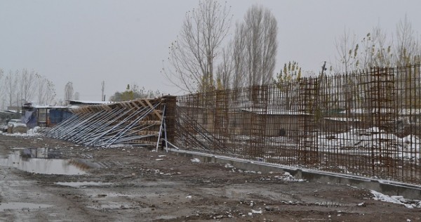 Аэродром Айни ограждают, дома местных жителей снесут