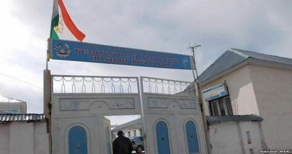 На юге Таджикистана десятки школьников отравились средством против мух