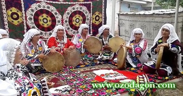 На юге Таджикистана женщины-домохозяйки создали народный ансамбль