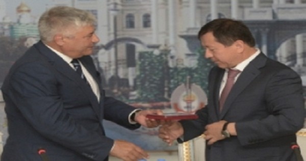 Глава МВД РФ вручил главе МВД Таджикистана медаль за раскрытие убийства полицейского и членов его семьи