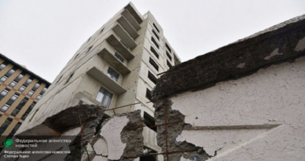 Три мигранта из Таджикистана разбились насмерть, упав с 14-го этажа стройки в Петербурге