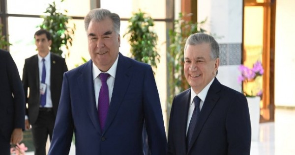 Мирзиёев встретил Рахмона в аэропорту Ташкента