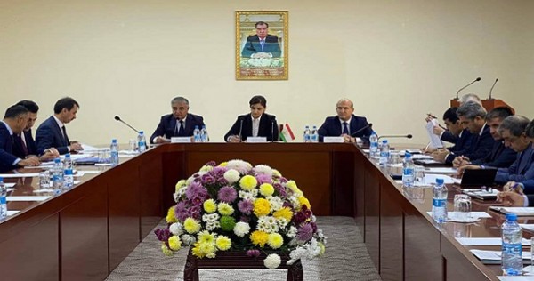 Ширин Амонзода поручила решить проблемы с долгами по зарплате